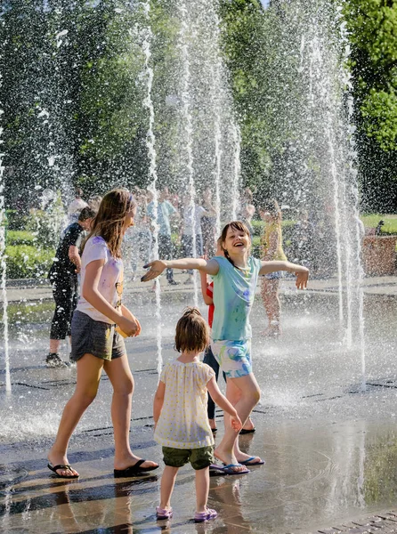 Kinderen spelen in de fontein — Stockfoto