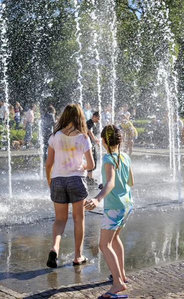 Kinderen spelen in de fontein — Stockfoto