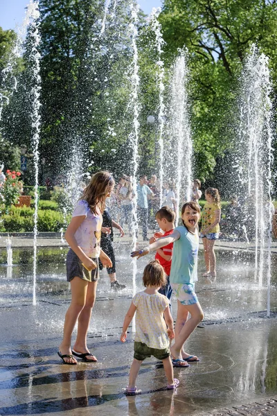 Kinderen spelen in de fontein — Stockfoto