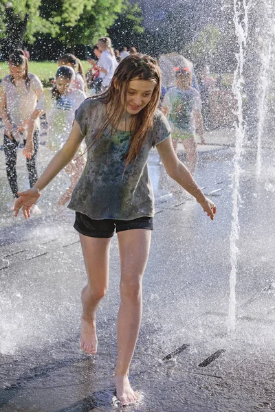 fıskiyede oynamak çocuk