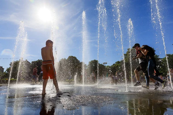 Children playing in fountain — Stock Photo, Image
