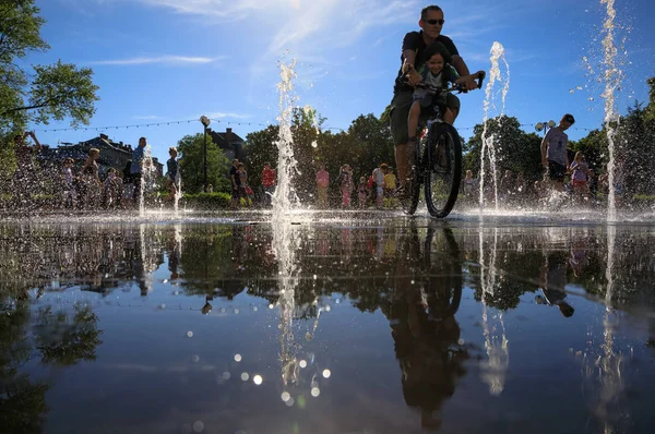 Kinderen spelen in de fontein — Stockfoto