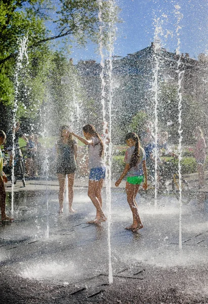 Діти грають у фонтані — стокове фото