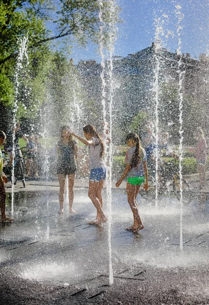 Niños jugando en la fuente — Foto de Stock