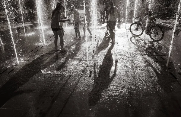 Enfants jouant dans la fontaine — Photo
