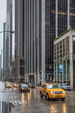 Yağmurlu bir günde Manhattan sokaklarında taksi