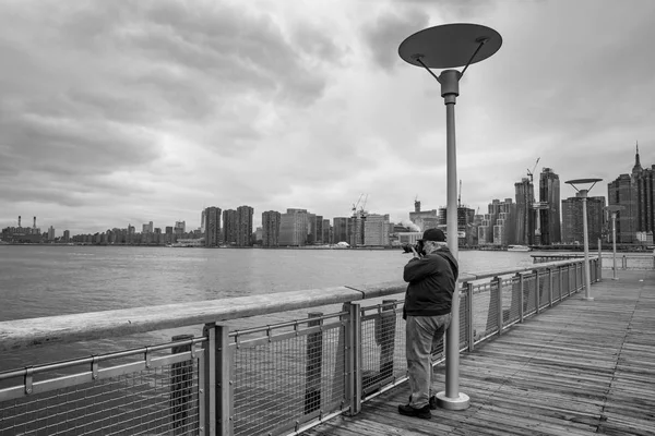 Fotógrafo tira uma foto do horizonte de Midtown Manhattan — Fotografia de Stock