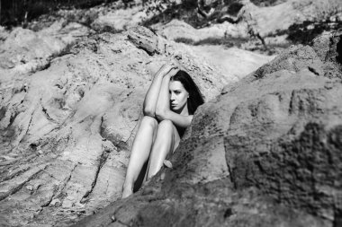 Genç çıplak kadın tans sahilde