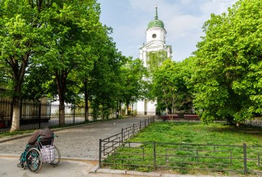 Evsiz adam tekerlekli sandalyede devre dışı