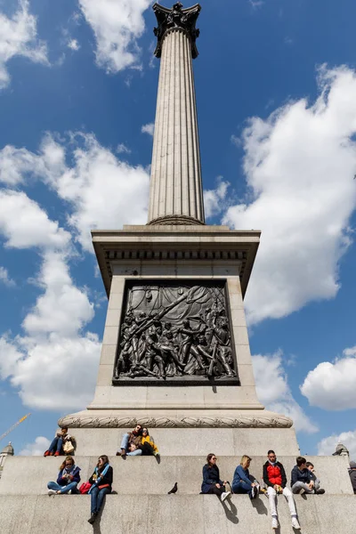 Yetişkinler ve çocuklar dinlenme Nelson sütunu temelini