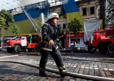 Kiev bir üç katlı evde yangın