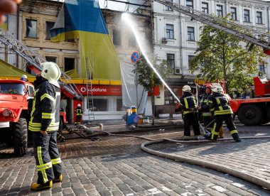 Kiev bir üç katlı evde yangın