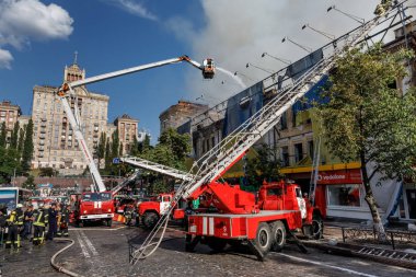 Kiev bir üç katlı evde yangın