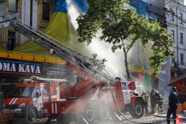 Kiev bir üç katlı evde yangın