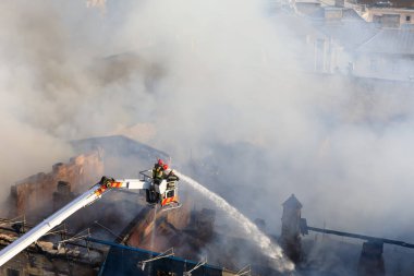 Kiev bir üç katlı evde yangın