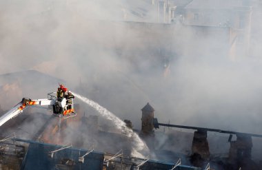 Kiev bir üç katlı evde yangın