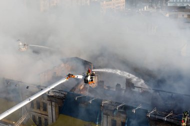 Kiev bir üç katlı evde yangın