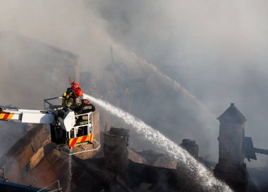 Kiev bir üç katlı evde yangın