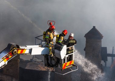 Kiev bir üç katlı evde yangın