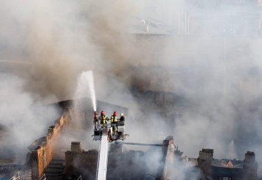 Kiev bir üç katlı evde yangın