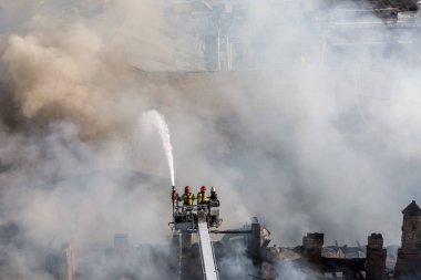 Kiev bir üç katlı evde yangın