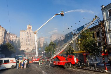 Kiev bir üç katlı evde yangın