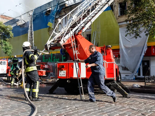 Kiev bir üç katlı evde yangın — Stok fotoğraf