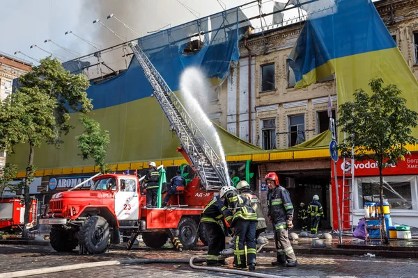 Kiev bir üç katlı evde yangın — Stok fotoğraf