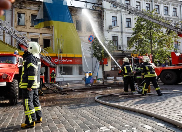 Incendio en una casa de tres pisos en Kiev —  Fotos de Stock