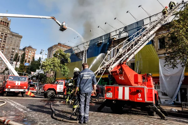 Пожар в трехэтажном доме в Киеве — стоковое фото