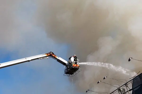 Brand in een drie verdiepingen tellende huis in Kiev — Stockfoto