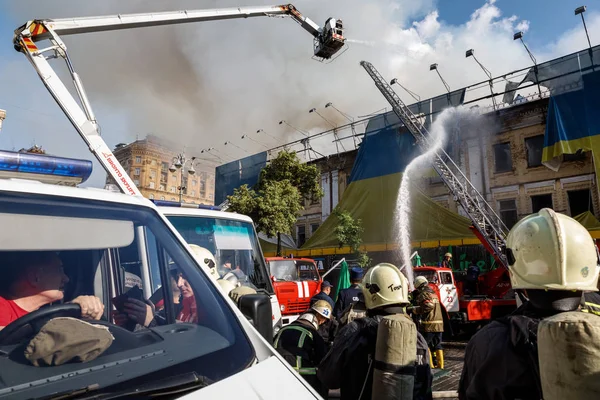 Kiev bir üç katlı evde yangın — Stok fotoğraf