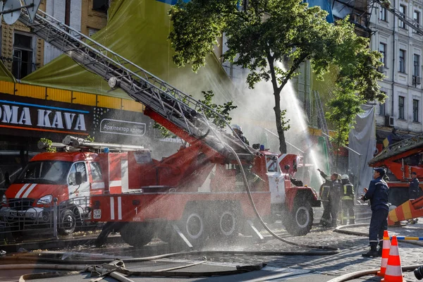 Fire in a three-story house in Kiev — Stock Photo, Image