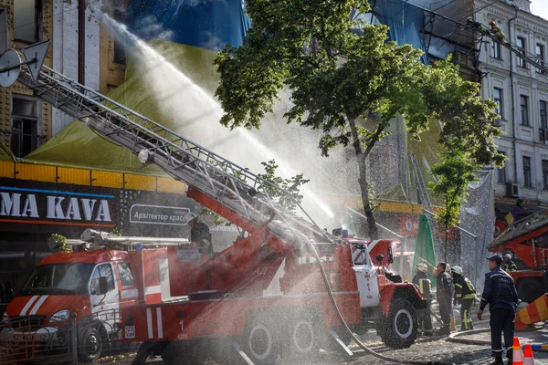 Incendio in una casa a tre piani a Kiev — Foto Stock