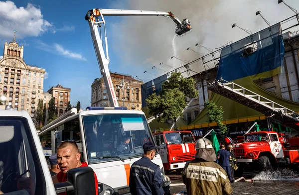 Пожежа в трьох поверхового будинку в Києві — стокове фото