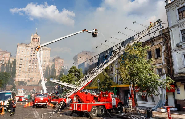 Kiev bir üç katlı evde yangın — Stok fotoğraf