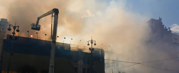 Incendio en una casa de tres pisos en Kiev —  Fotos de Stock