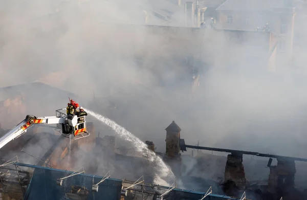 Incendie dans une maison de trois étages à Kiev — Photo