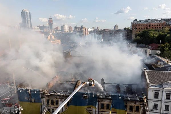 Пожар в трехэтажном доме в Киеве — стоковое фото