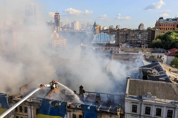 Kiev bir üç katlı evde yangın — Stok fotoğraf