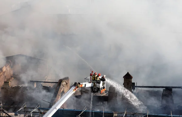 키예프에 있는 3 층 집에서 화재 — 스톡 사진