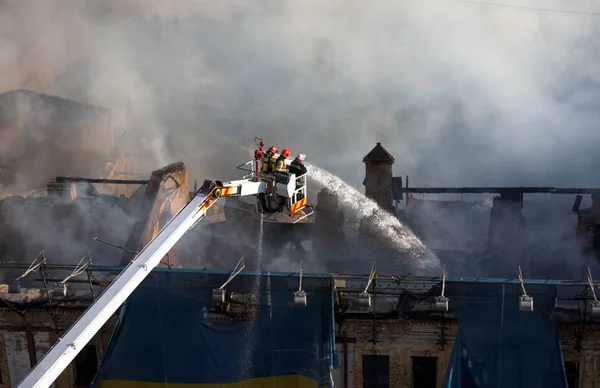 Incendio en una casa de tres pisos en Kiev —  Fotos de Stock