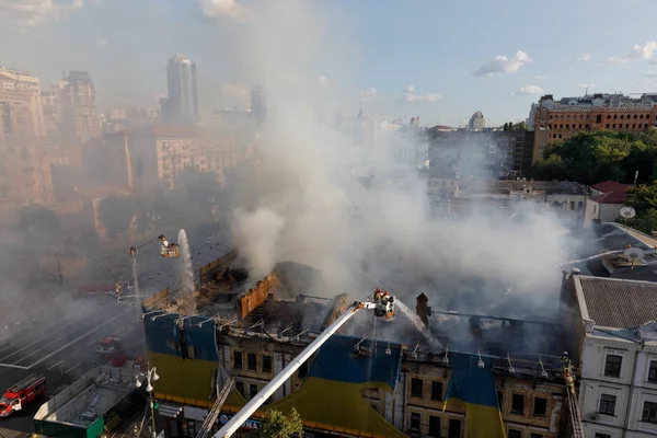 Пожежа в трьох поверхового будинку в Києві — стокове фото