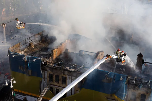 Kiev bir üç katlı evde yangın — Stok fotoğraf