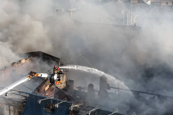 Kiev bir üç katlı evde yangın — Stok fotoğraf