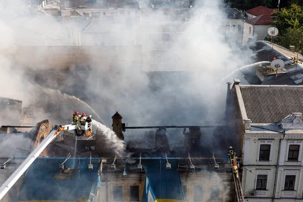 Kiev bir üç katlı evde yangın — Stok fotoğraf