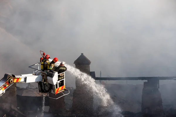 Požár v třípodlažní dům v Kyjevě — Stock fotografie