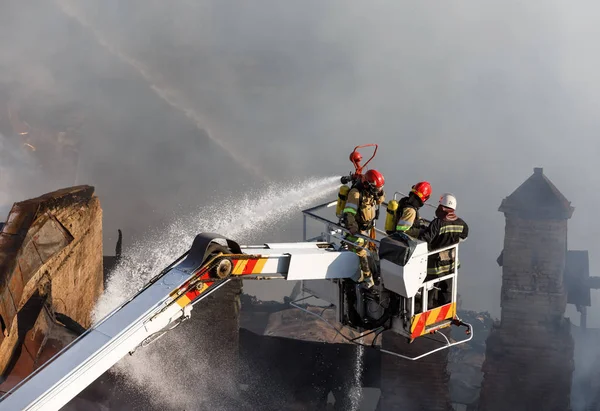 Feuer in dreistöckigem Haus in Kiev — Stockfoto