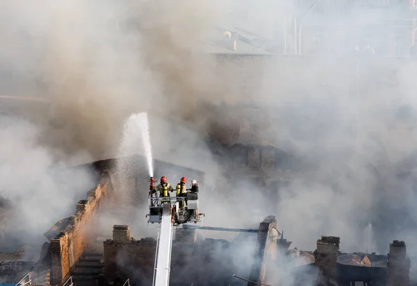 Ogień w trzy piętrowy dom w Kijowie — Zdjęcie stockowe