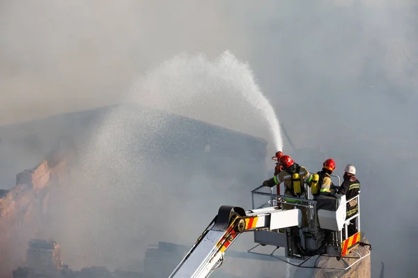 Brand in een drie verdiepingen tellende huis in Kiev — Stockfoto